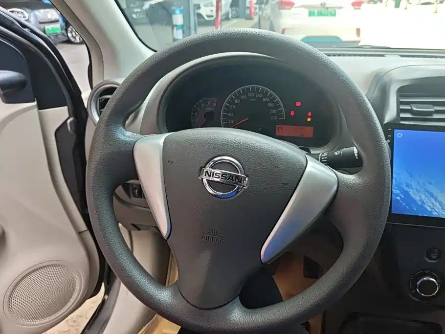 Nissan Sunny 2016 — фото 15