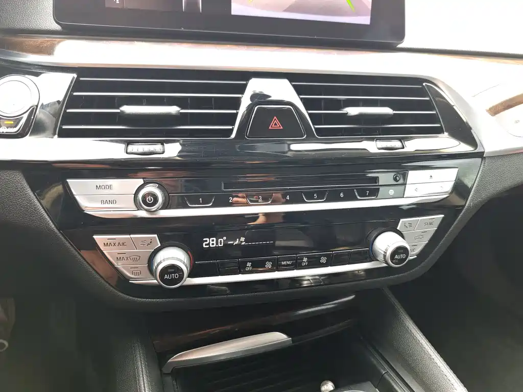 BMW 5 Series 2019 — фото 19