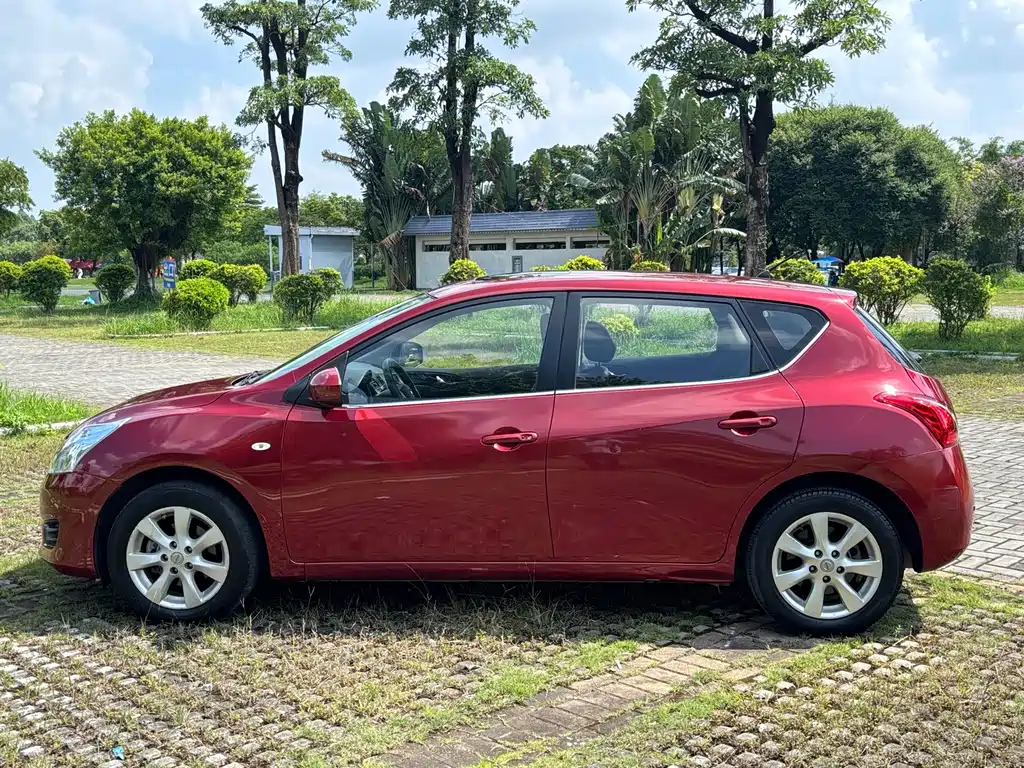 Nissan Tiida 2015