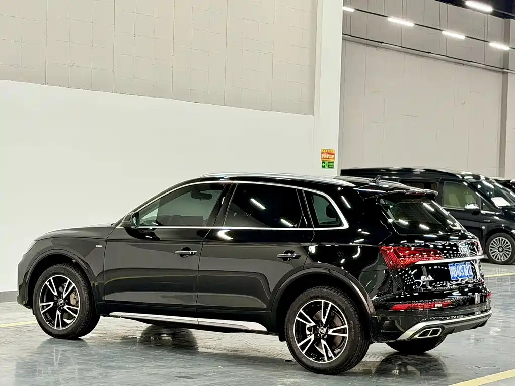 Audi Q5L 2024 — фото 11