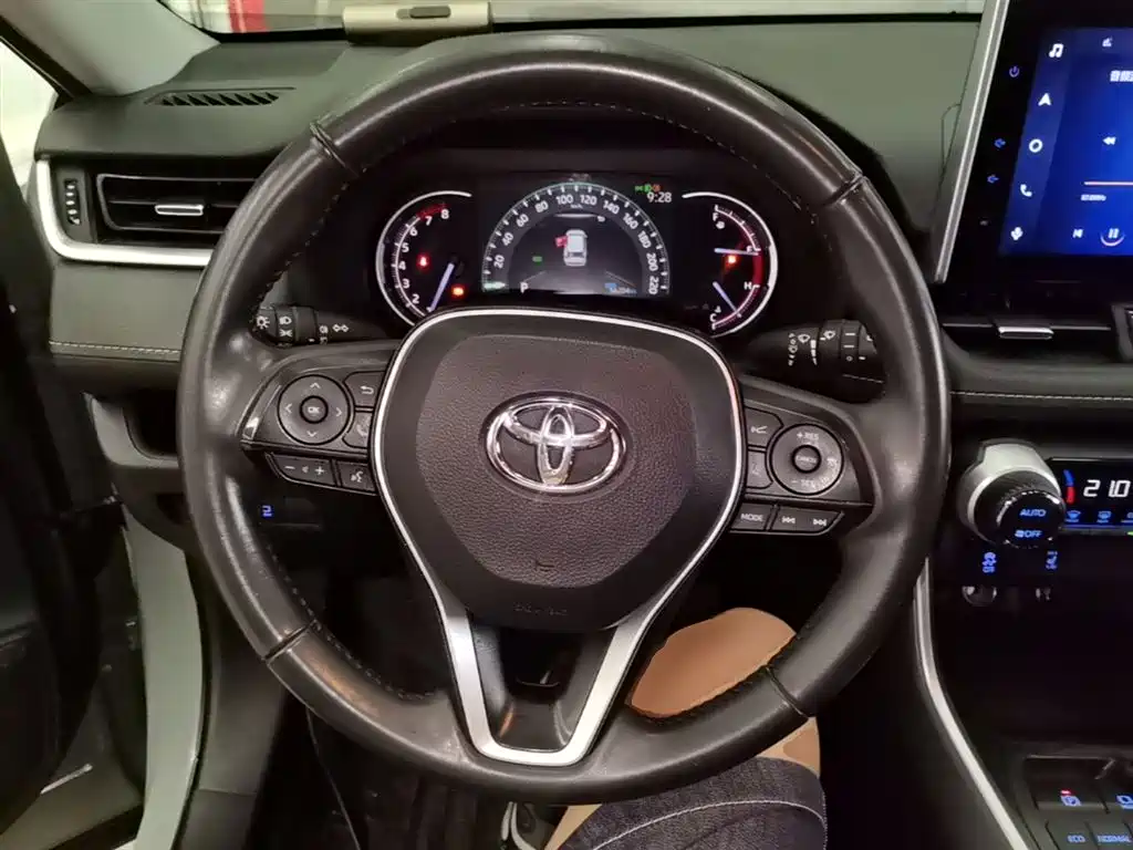 Toyota RAV4 2021 — фото 11