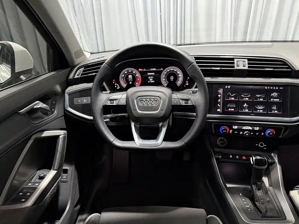 Audi Q3 2023 — фото 16