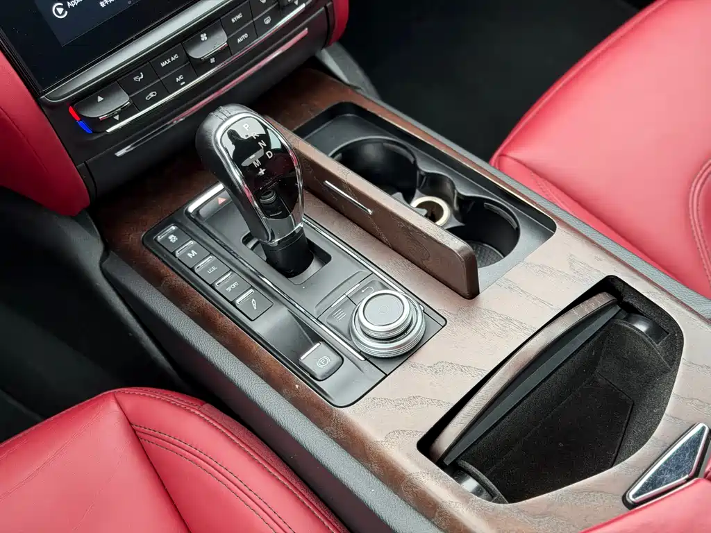 Maserati Quattroporte 2019 — фото 11