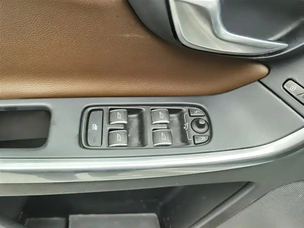 Volvo XC60 2017 — фото 9