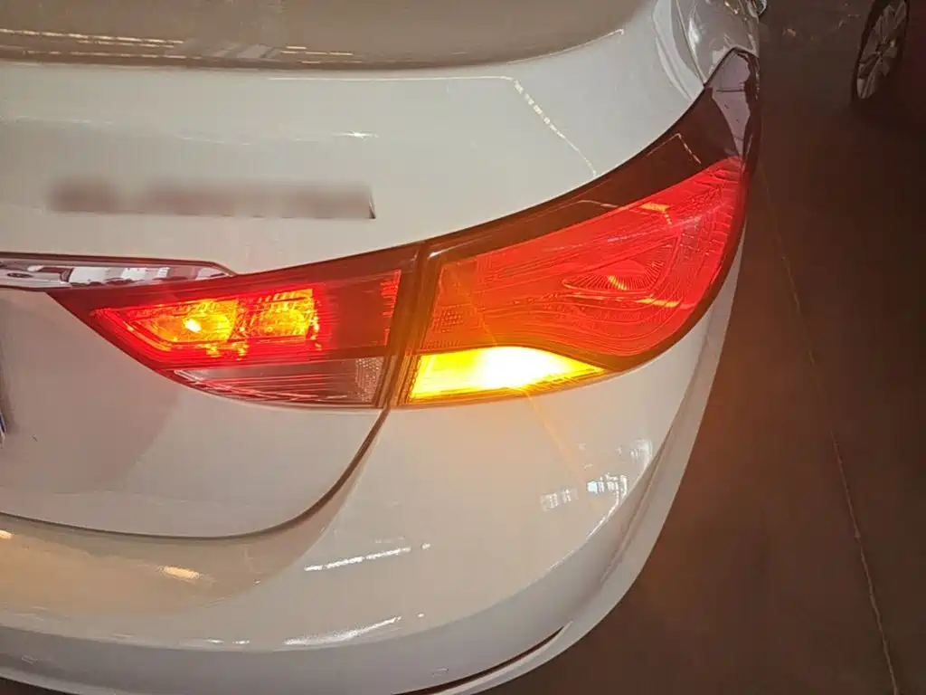 Hyundai Elantra 2018 — фото 8