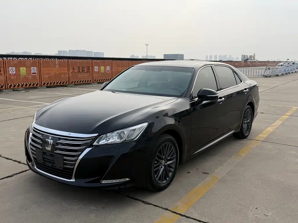 Toyota Crown 2017 — фото 1
