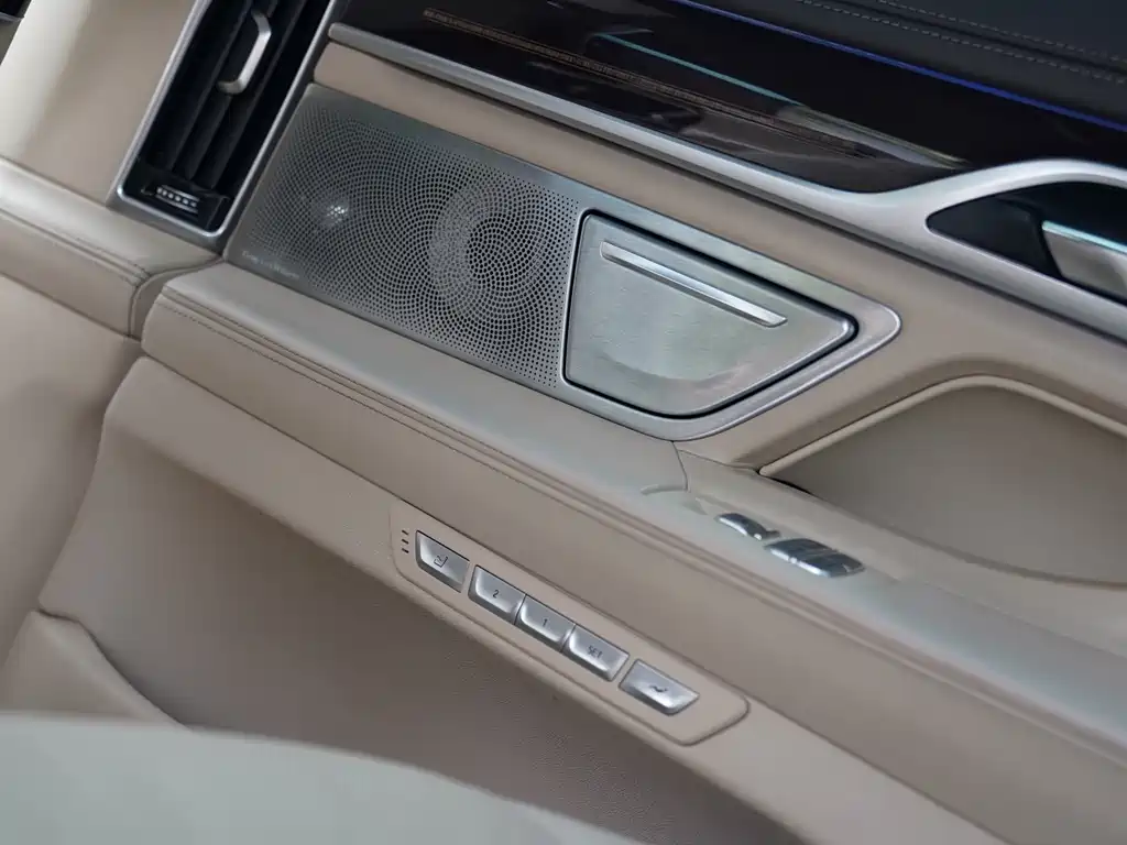 BMW 7 Series 2015 — фото 9