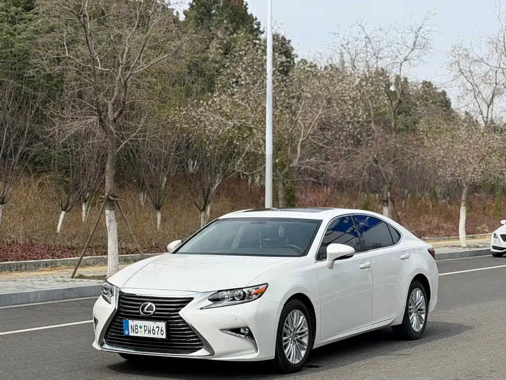 Lexus ES 2017 — фото 1