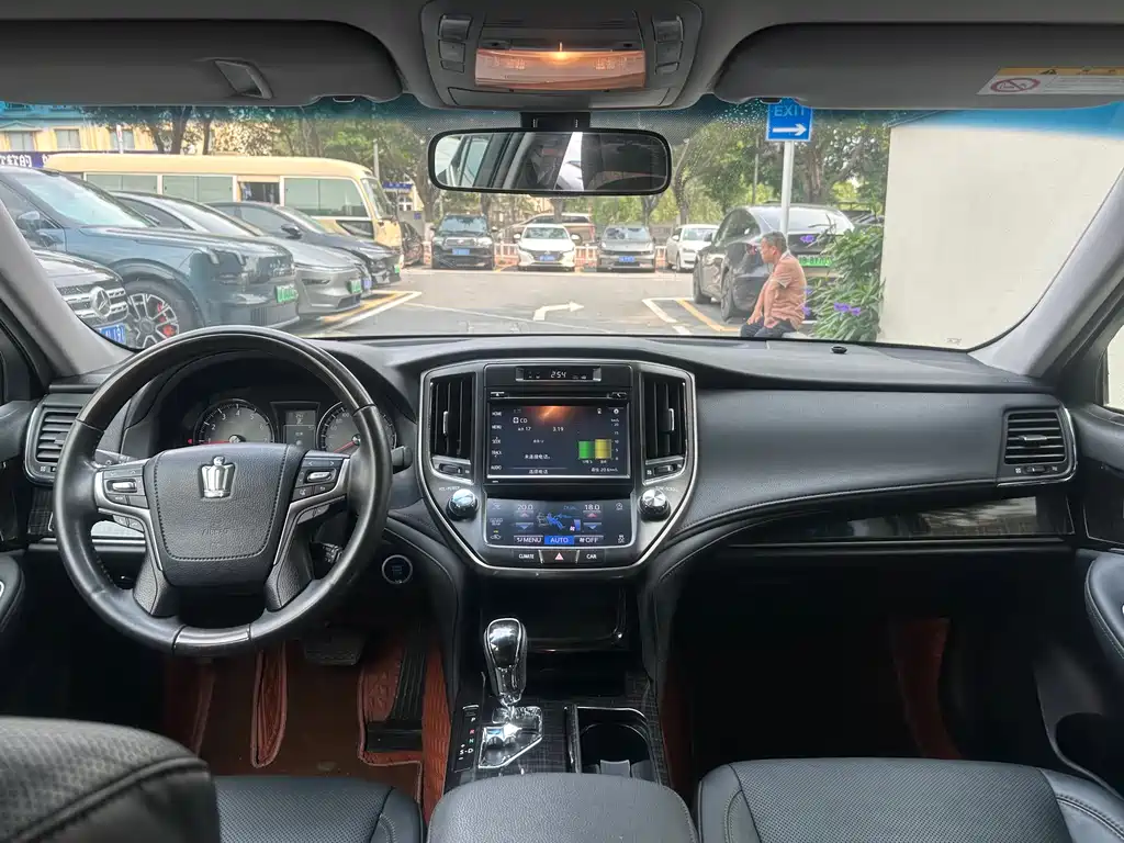 Toyota Crown 2017 — фото 11