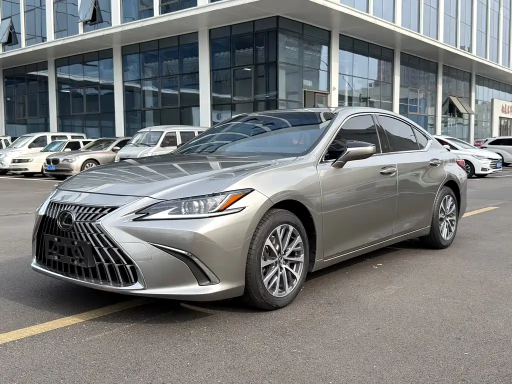 Lexus ES 2024