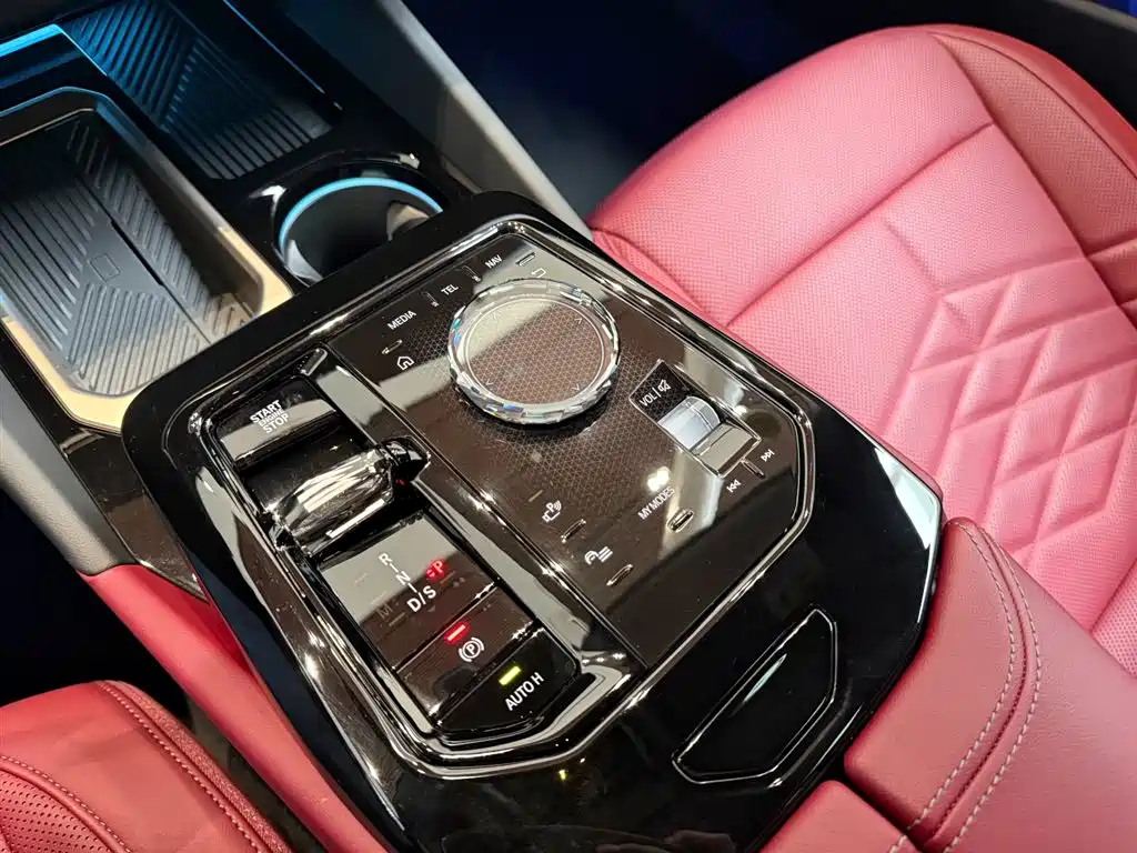 BMW 5 Series 2025 — фото 15