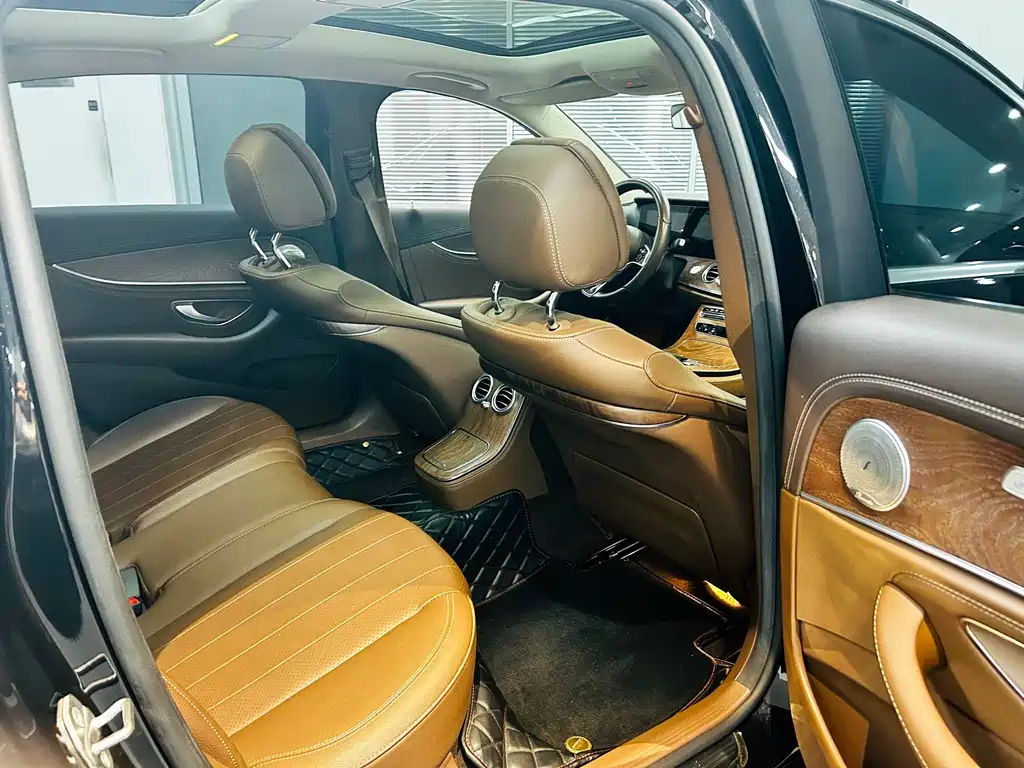 Mercedes-Benz E-Class 2023 — фото 18