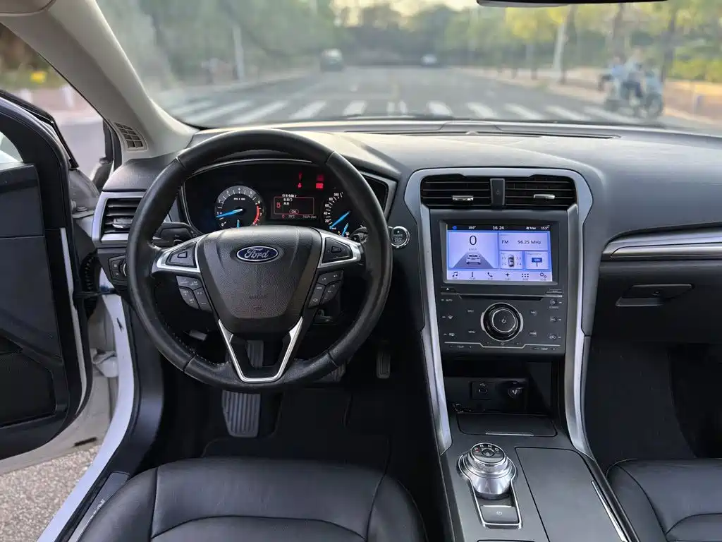 Ford Mondeo 2017 — фото 13