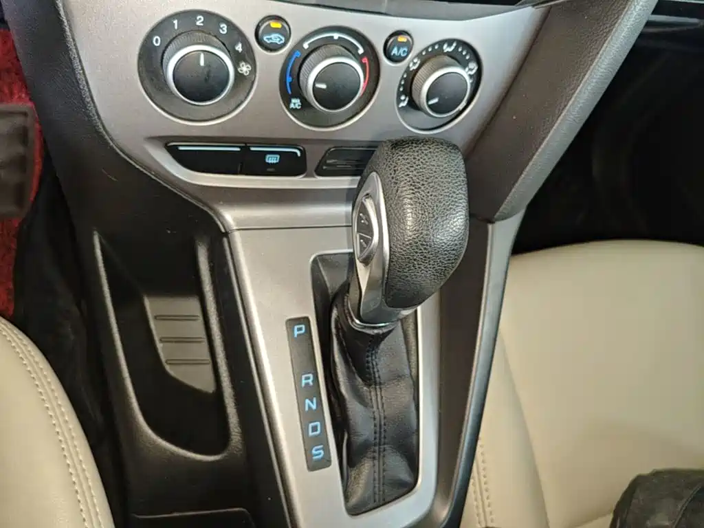 Ford Focus 2014 — фото 14