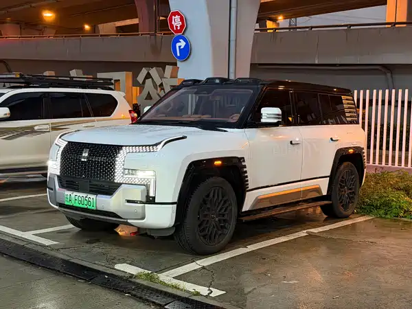 Yangwang U8 2024