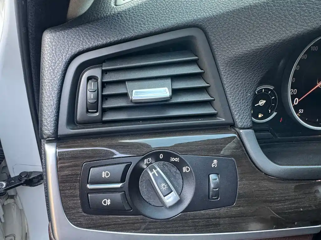 BMW 5 Series 2015 — фото 11