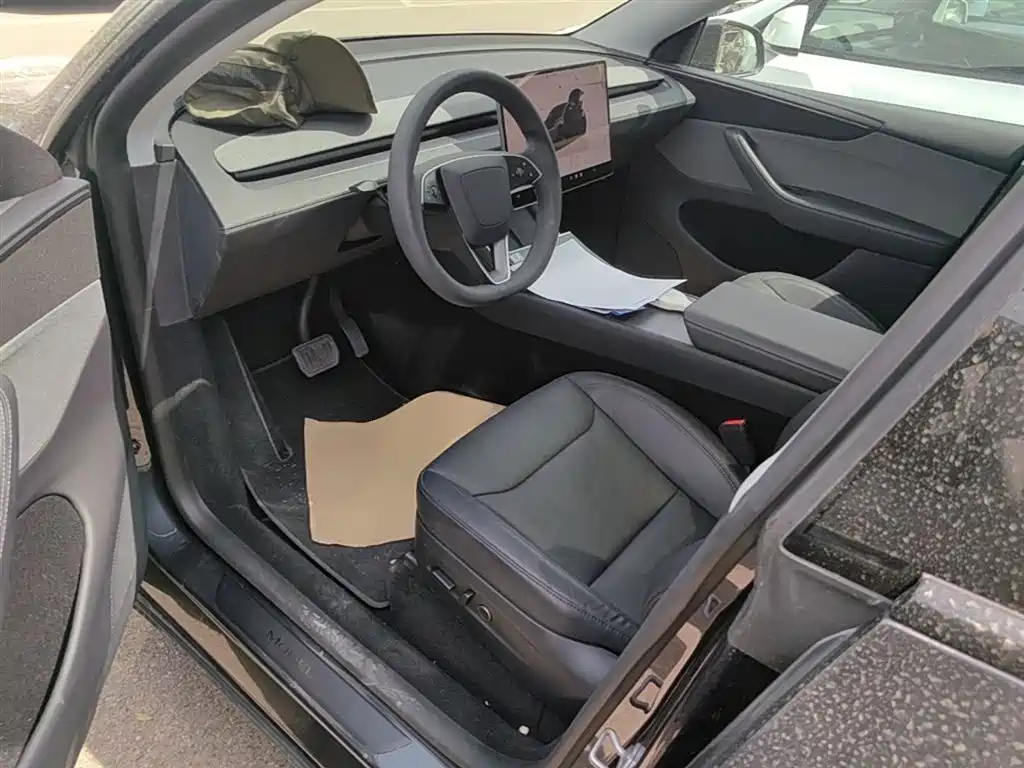 Tesla Model Y 2025 — фото 15