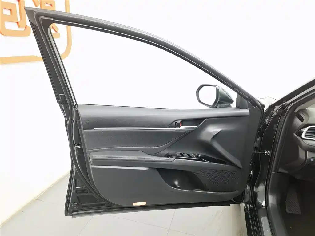 Toyota Camry 2022 — фото 8
