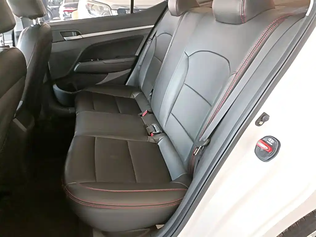 Hyundai Elantra 2019 — фото 17