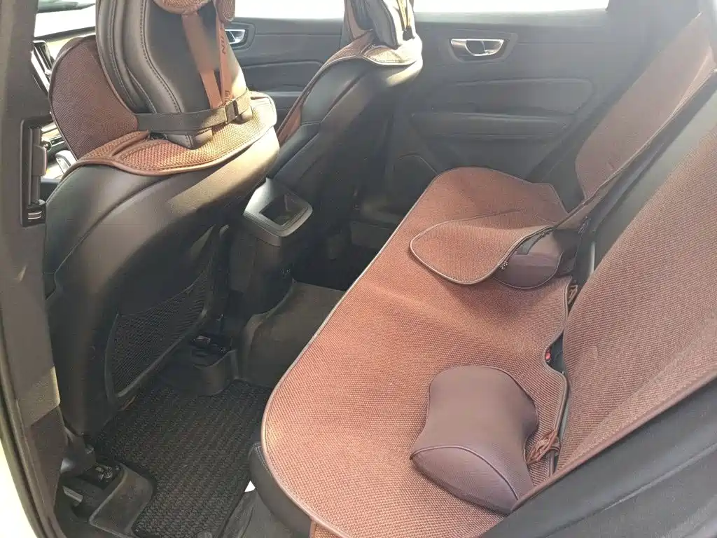 Volvo XC60 2022 — фото 18