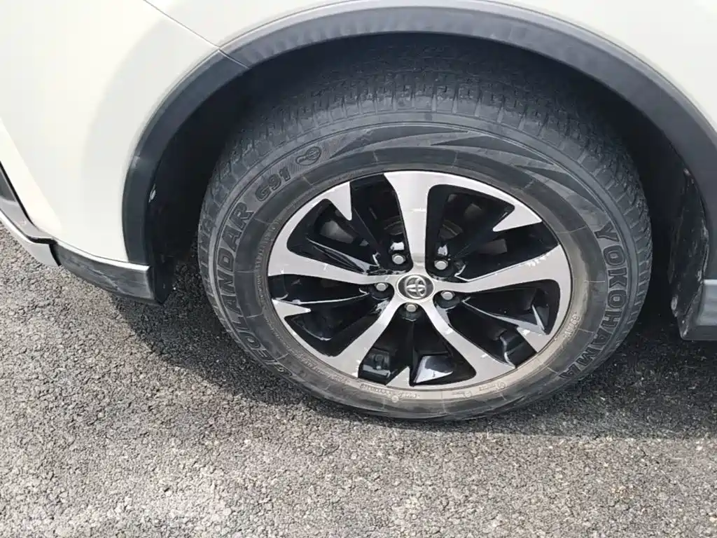 Toyota RAV4 2018 — фото 23