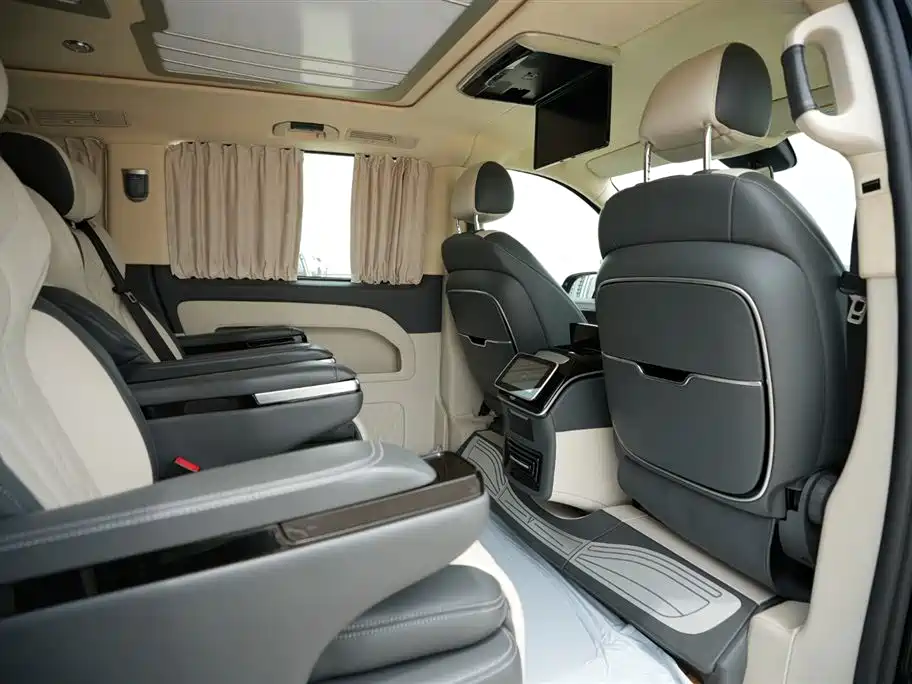 Mercedes-Benz V-Class 2022 — фото 20