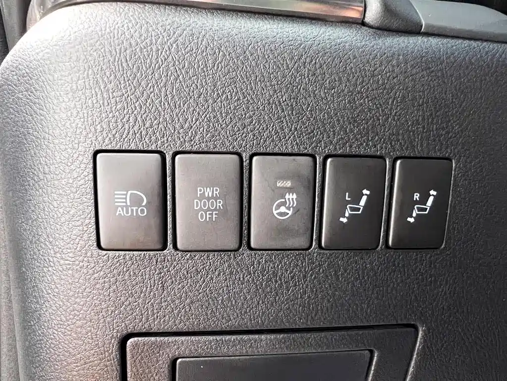 Toyota Alphard 2022 — фото 17