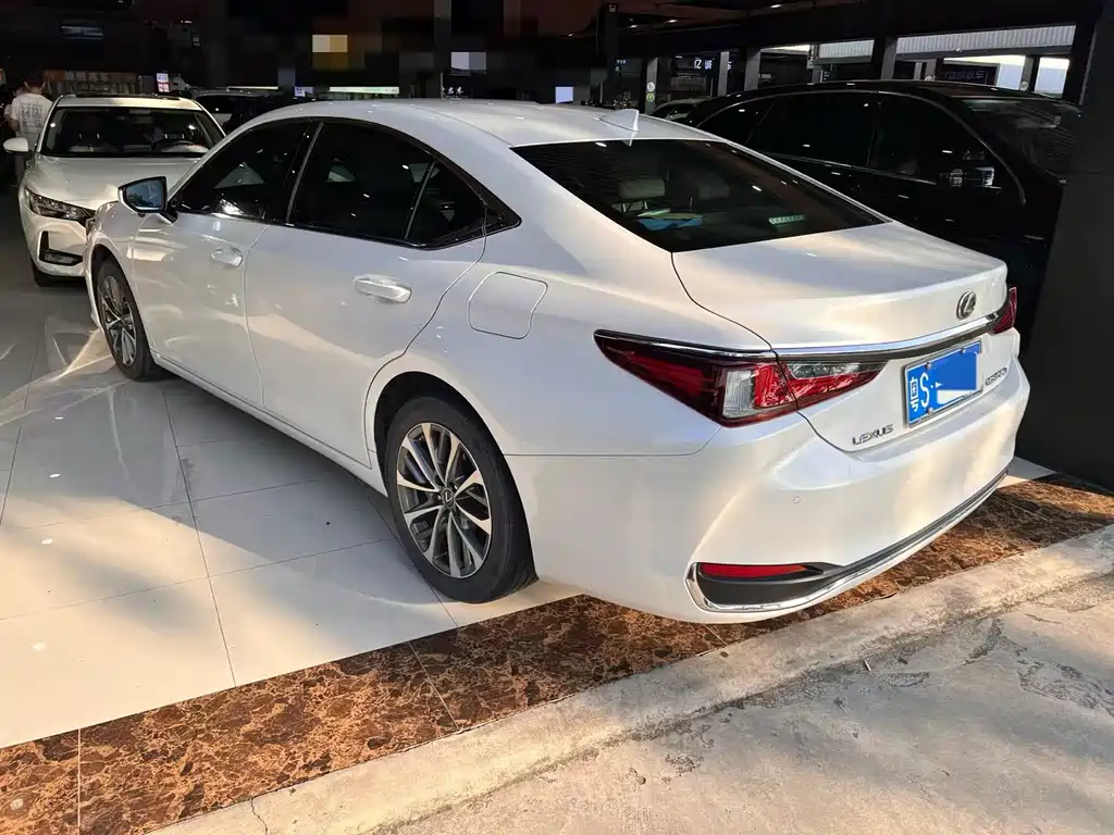 Lexus ES 2022 — фото 11