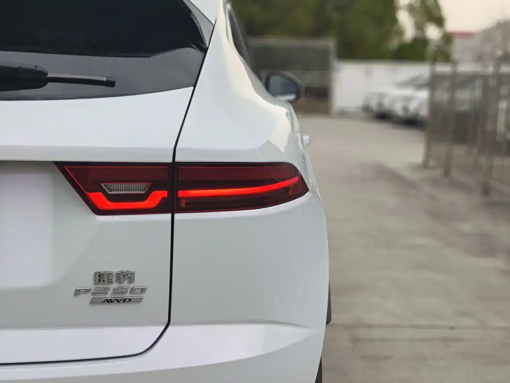 Jaguar E-PACE 2022 — фото 8