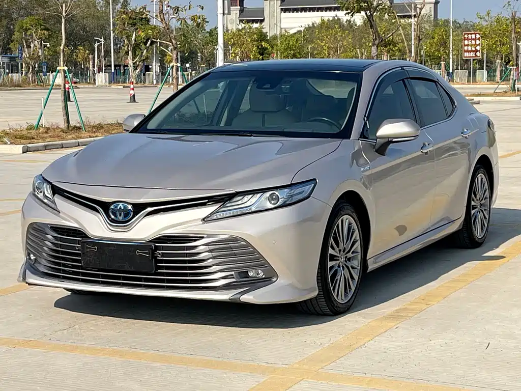 Toyota Camry 2019 — фото 1