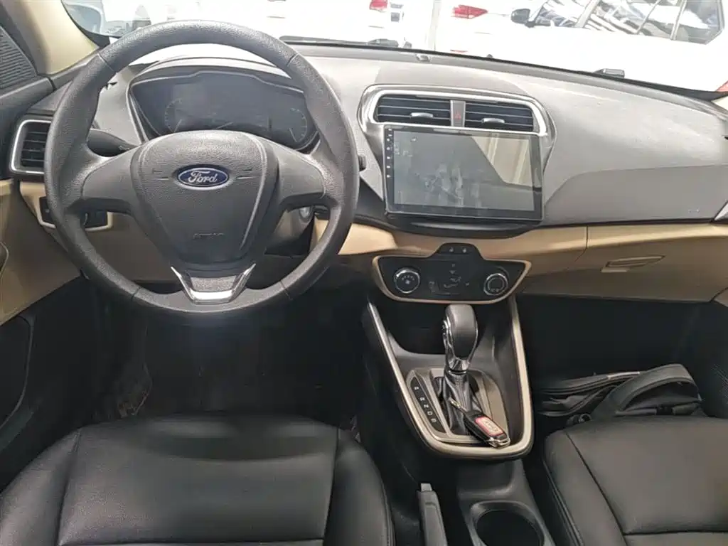 Ford Escort 2018 — фото 10