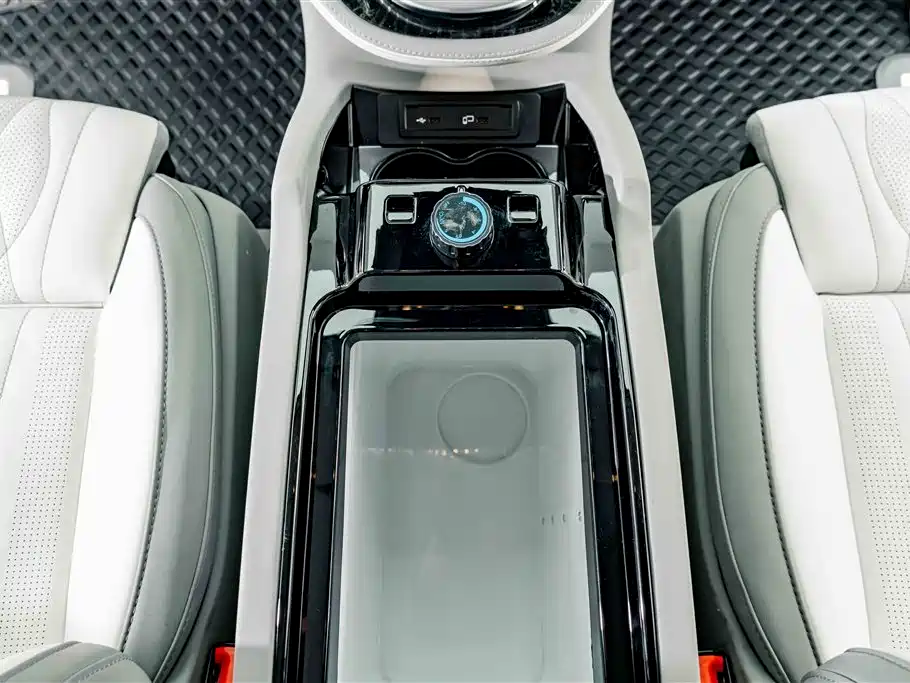 Mercedes-Benz V-Class 2024 — фото 17