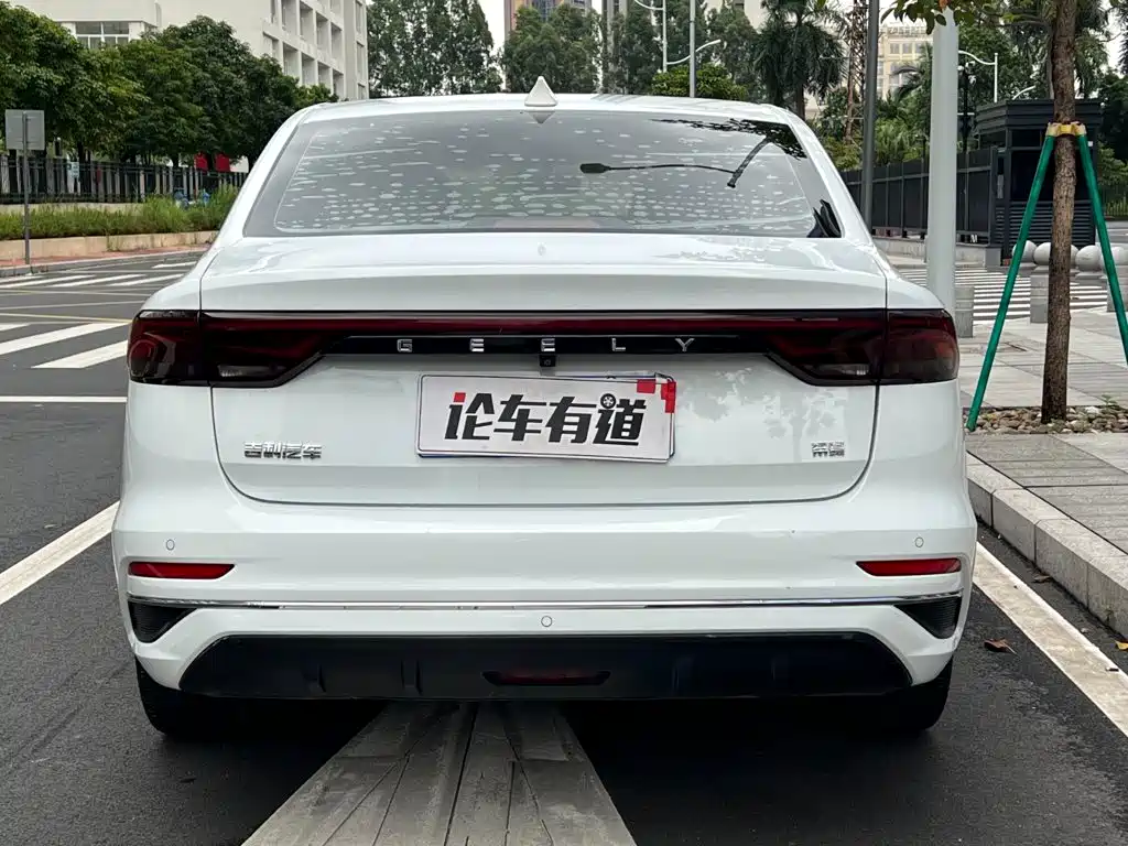 Geely Emgrand 2022 — фото 25