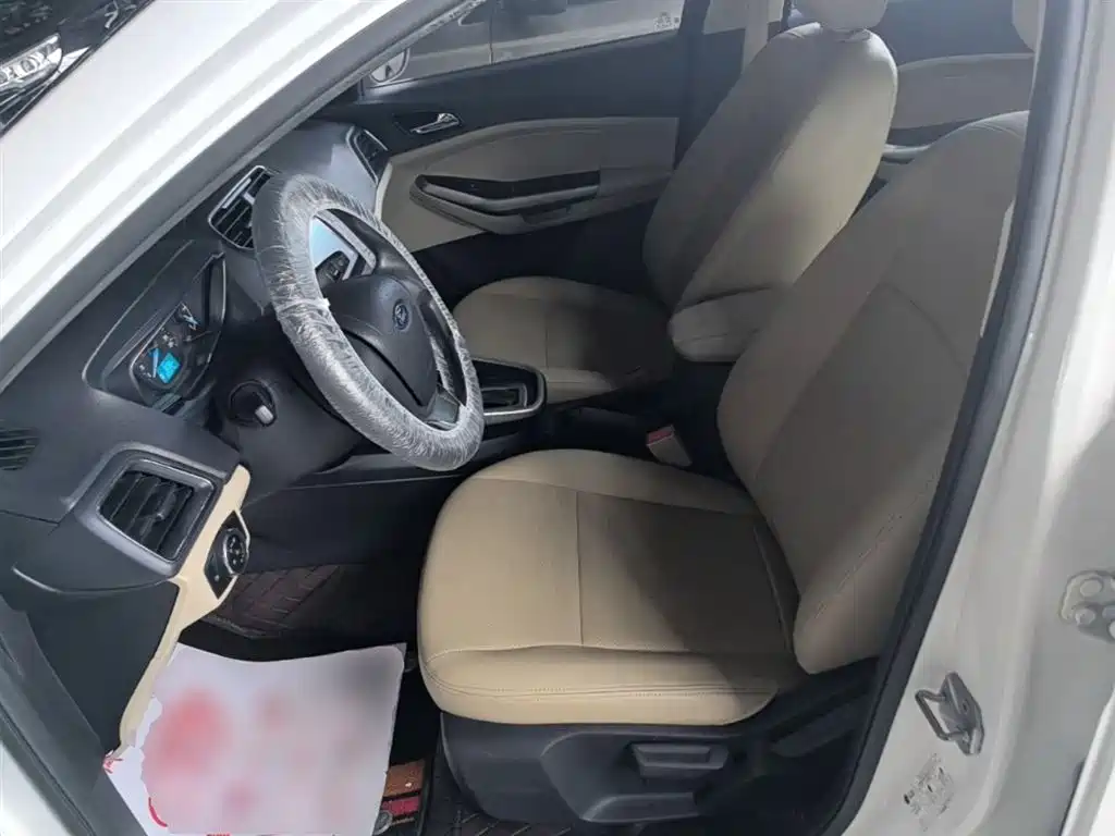 Ford Escort 2018 — фото 15