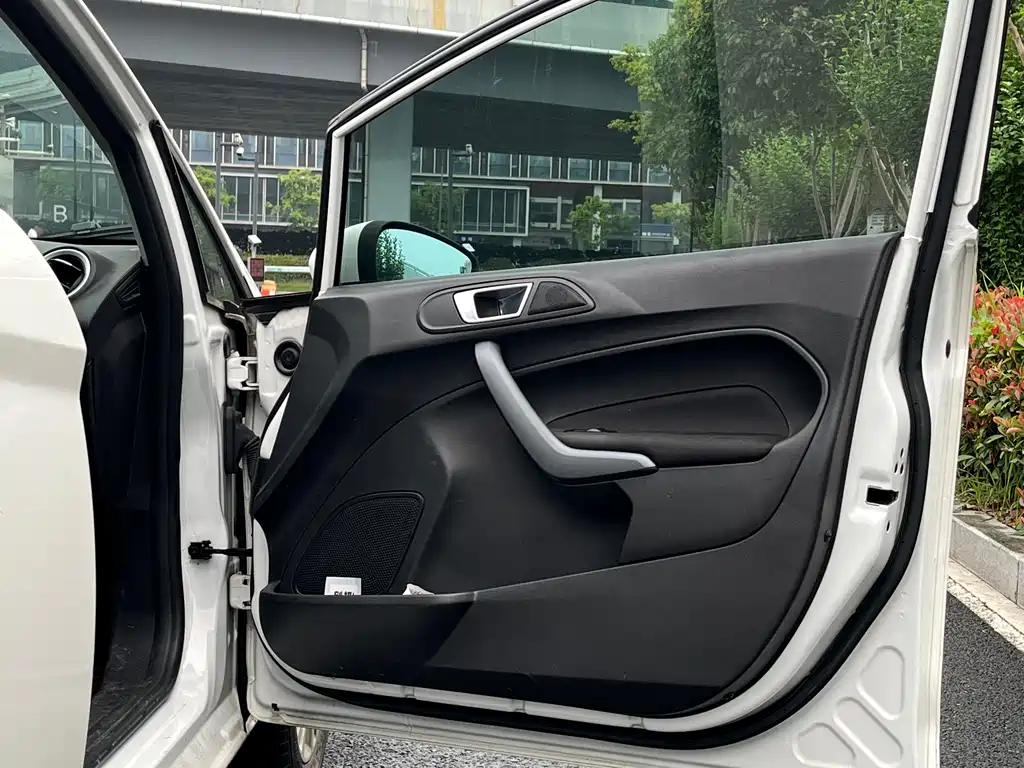 Ford Fiesta 2015 — фото 18
