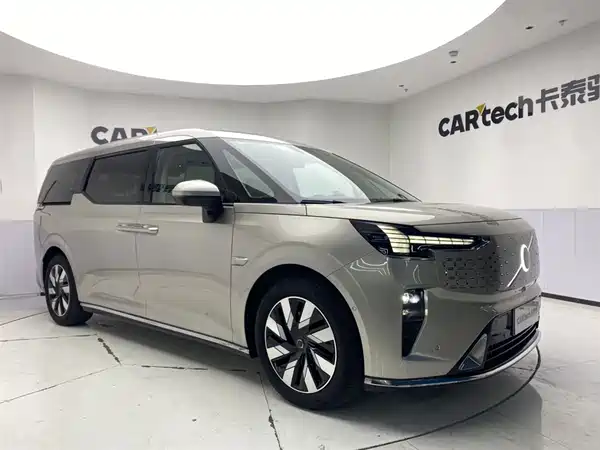 Volvo EM90 2025