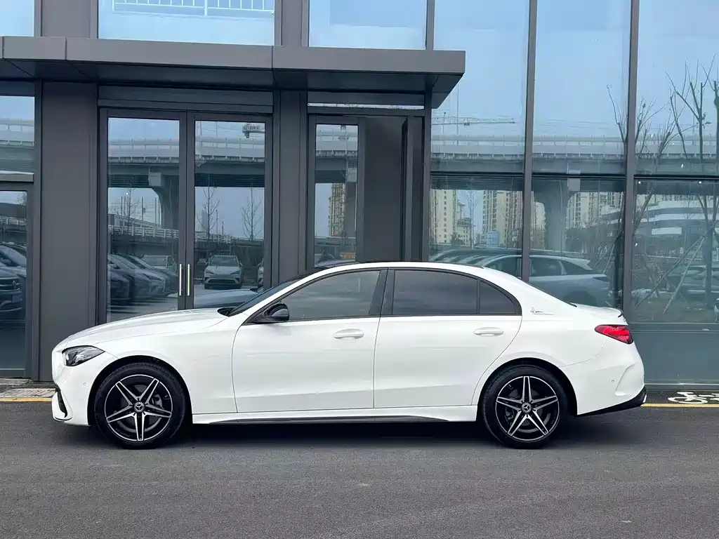 Mercedes-Benz C-Class 2024 — фото 8