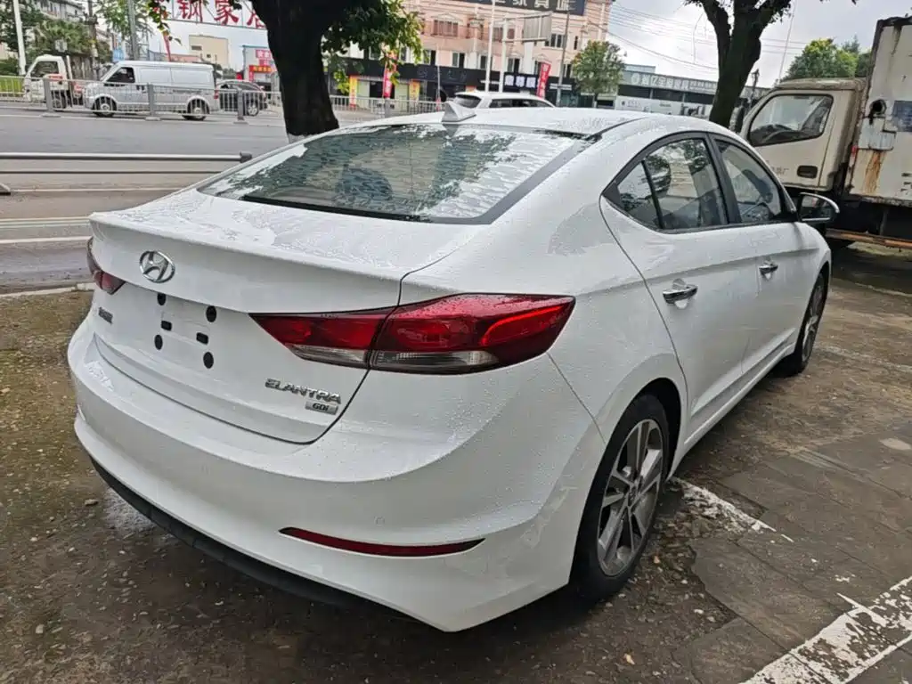 Hyundai Elantra 2016 — фото 7