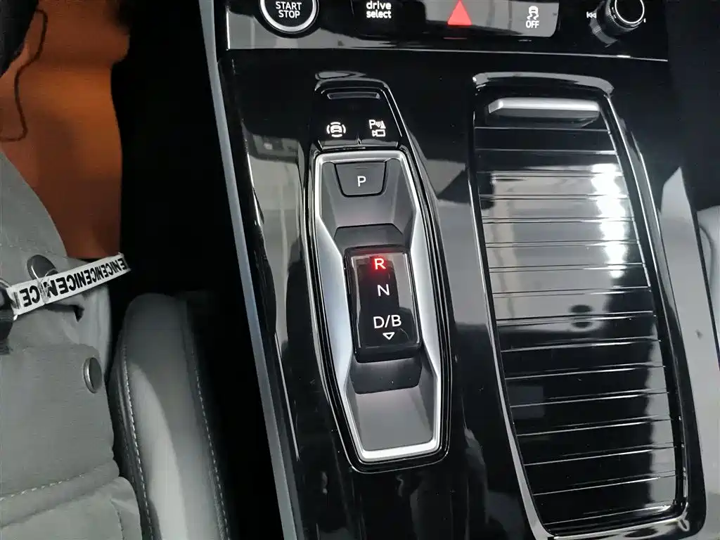 Audi Q6L e-tron 2025 — фото 14