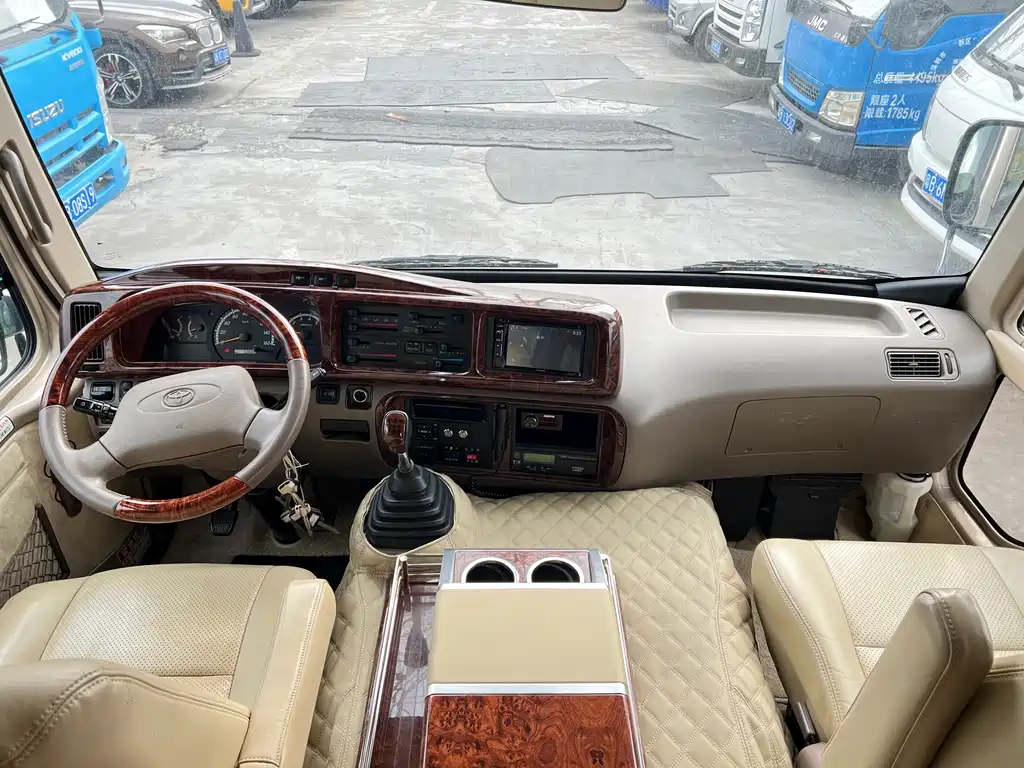 Toyota Coaster 2017 — фото 12