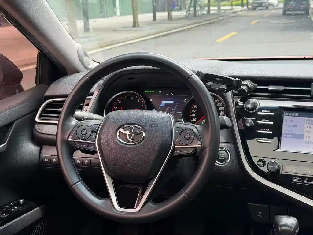 Toyota Camry 2018 — фото 6