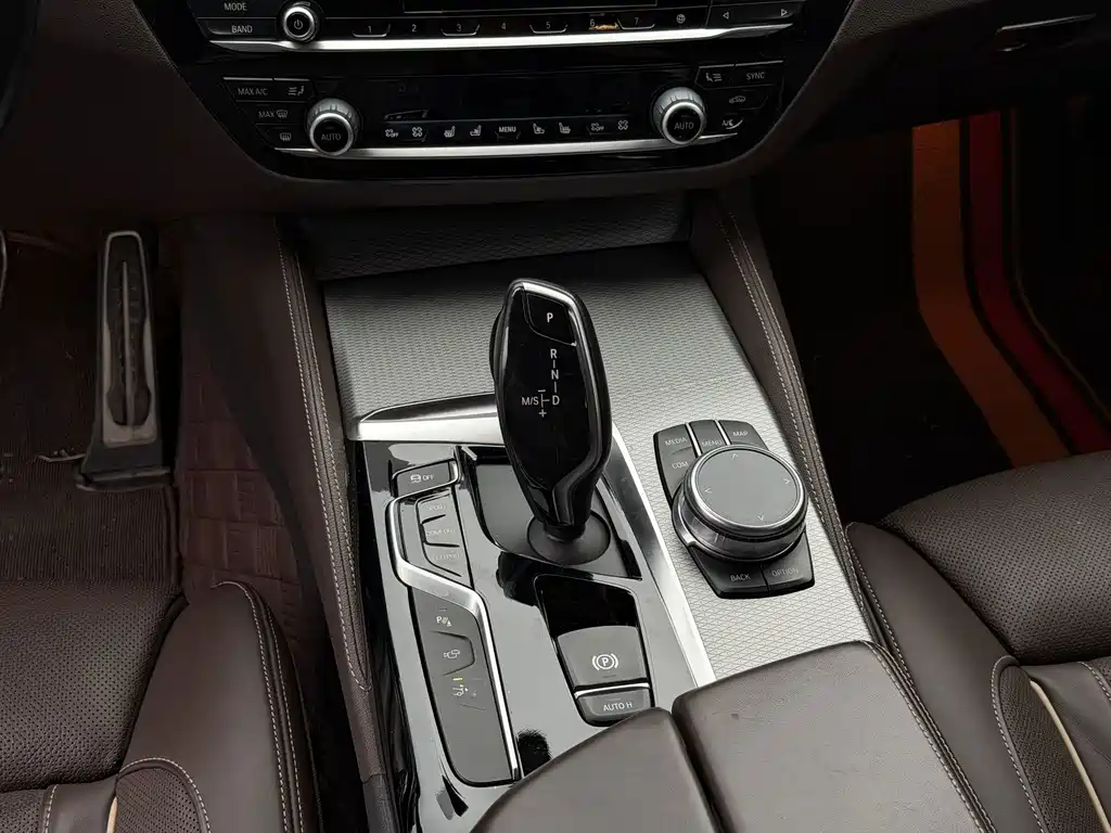 BMW 6 Series GT 2018 — фото 16