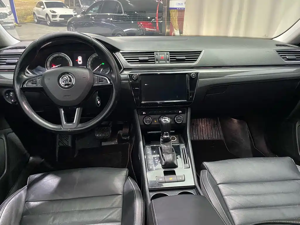 Skoda Superb 2019 — фото 15