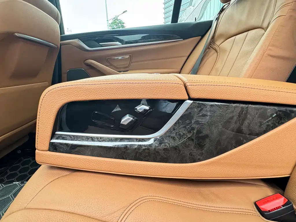 BMW 5 Series 2019 — фото 18