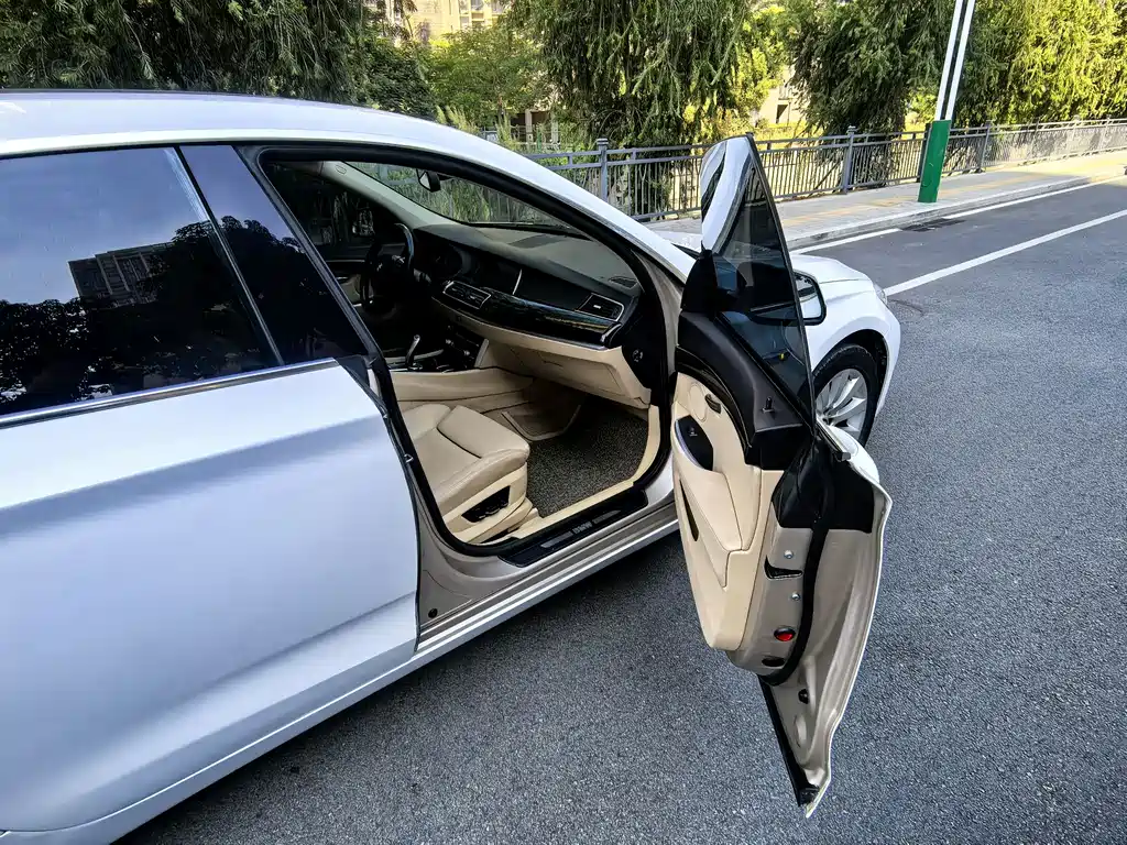 BMW 5 Series GT 2013 — фото 11