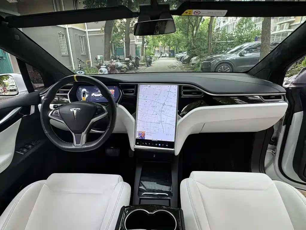 Tesla Model X 2018 — фото 11