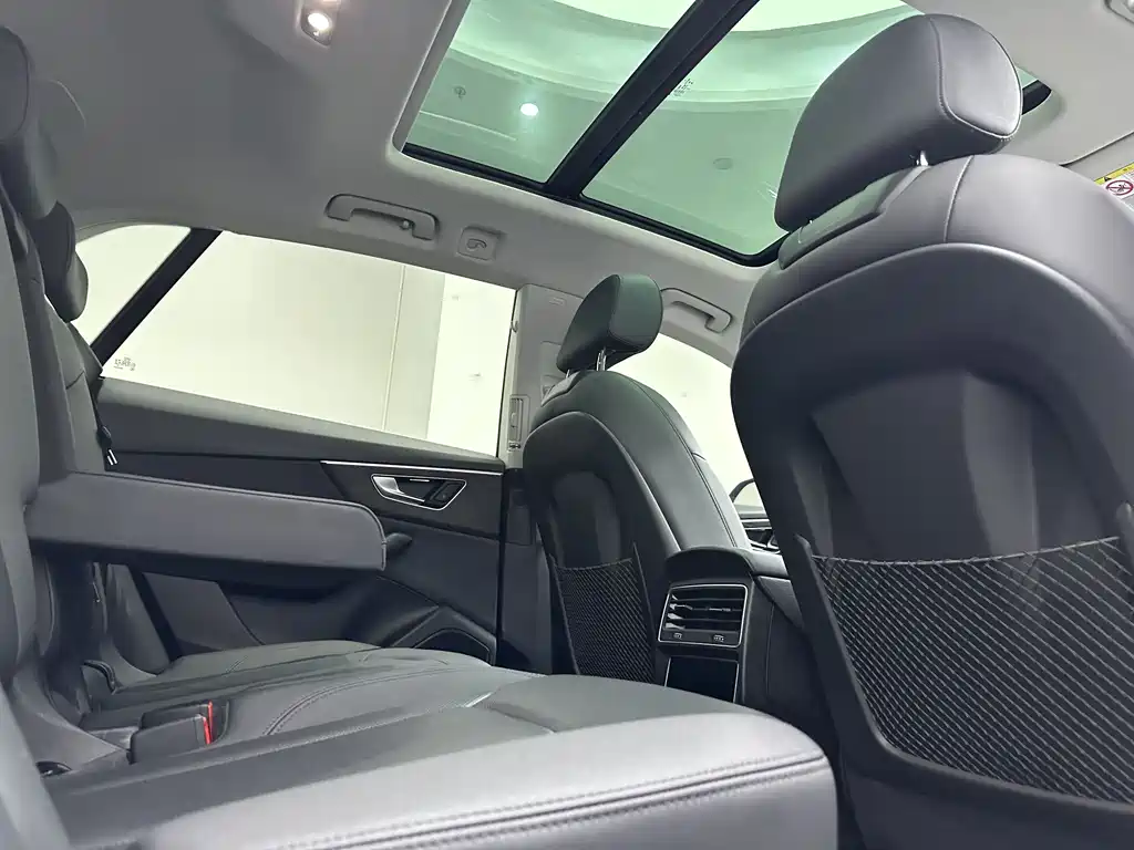 Audi Q8 2023 — фото 13