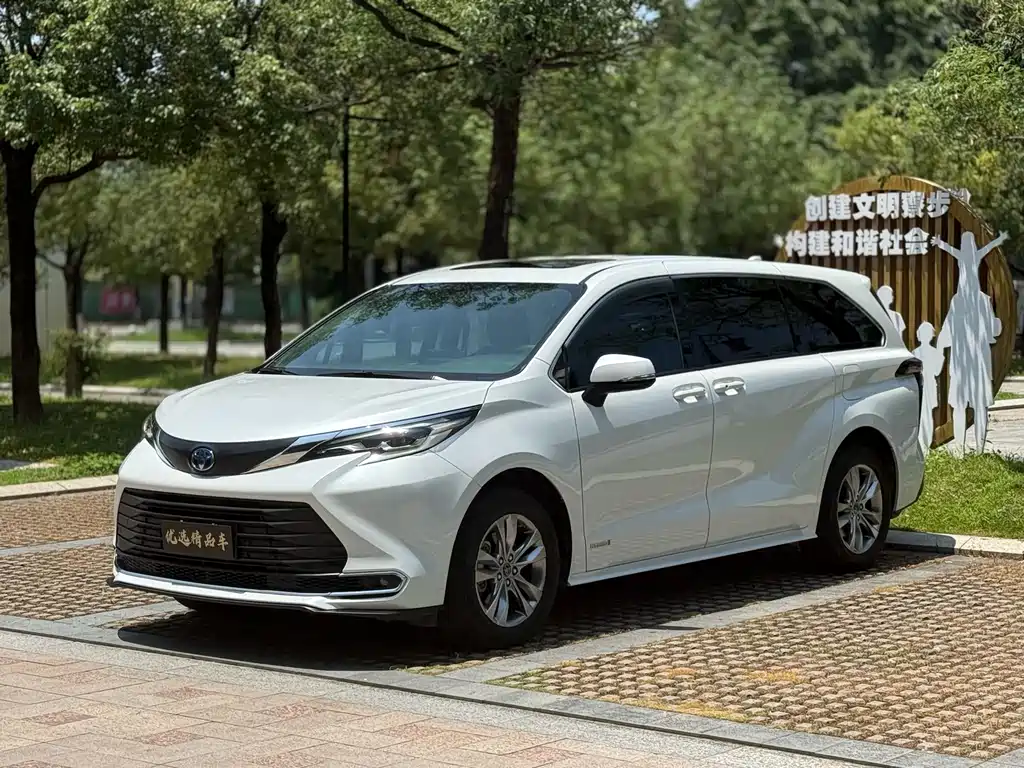 Toyota Sienna 2023 — фото 1