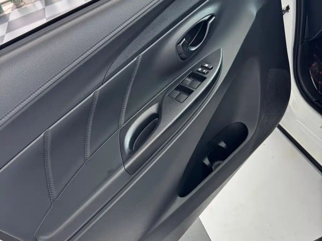 Toyota Yaris L 2022 — фото 5