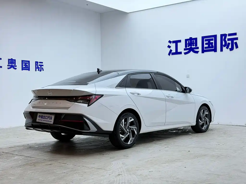 Hyundai Elantra 2023 — фото 19